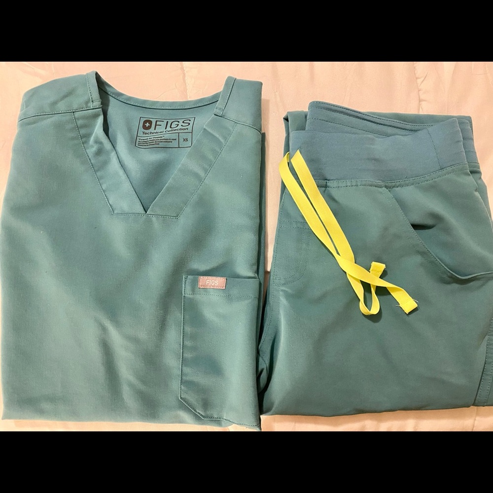 Marine Figs scrubs set!